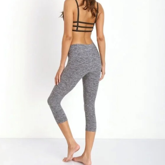 BEYOND YOGA WOMENS SPACE DYE GRAY CROPPED MID RISE LEGGINGS SIZE MEDIUM PILATES - Picture 2 of 8